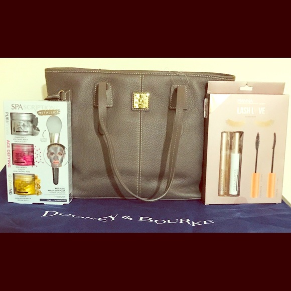 Dooney & Bourke Handbags - 1 DAY SALE! NWT Dooney & Bourke tote & FREE Items